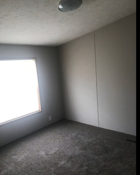 Building Photo - 185 Oaklawn Ct