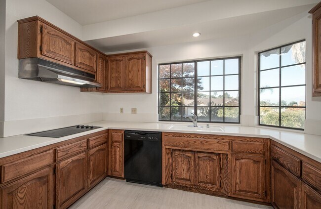 Building Photo - Spacious 4 Bedroom 3.5 Baths with Views!!