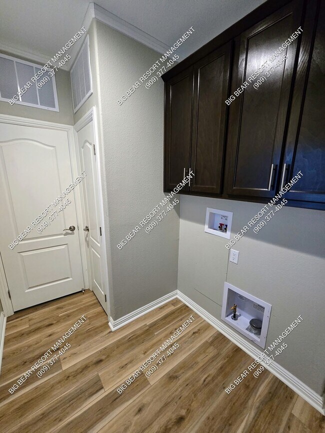 Building Photo - 305 W Sherwood Blvd