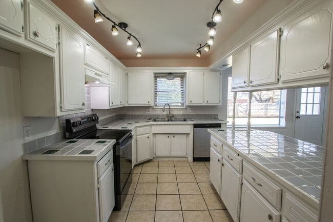 Building Photo - 224 S Bouziden Dr