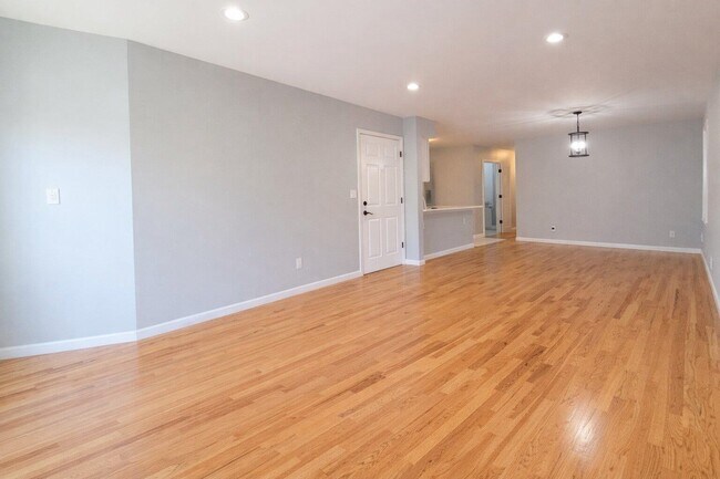 Building Photo - 11-13-13 Wallis Ave