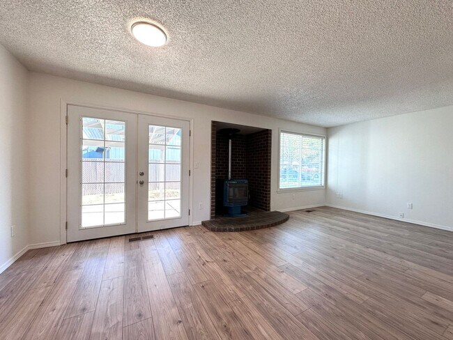 Building Photo - Newly Renovated Single-Family Home in Gresham! 3 Bed/1 Bath w/ Double Car Garage!