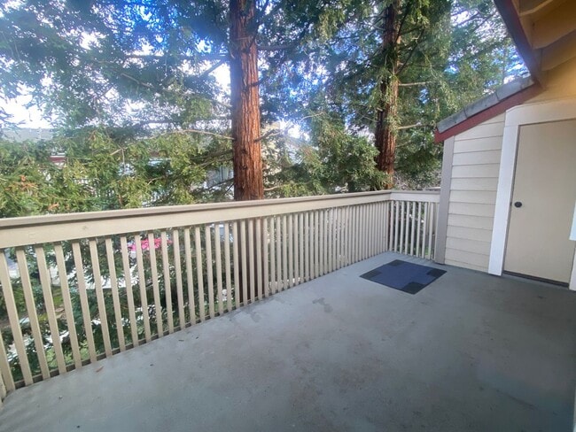 Building Photo - Pleasanton Townhouse, 2 Bed 2 Bath Upstairs End Unit, Private Patio, 2 parking spots, Close to do...