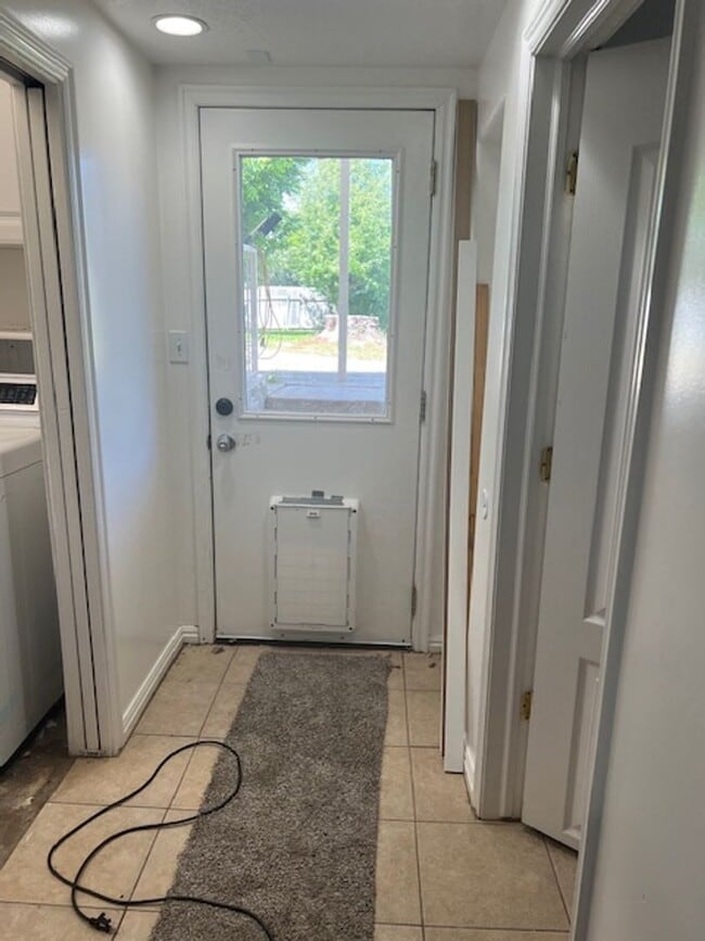 Building Photo - Kaysville 4 Bedroom, 2.5 Baths, big 2 car ...