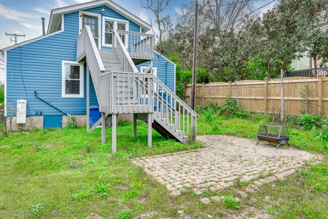 Building Photo - Well established neighborhood in prime loc...