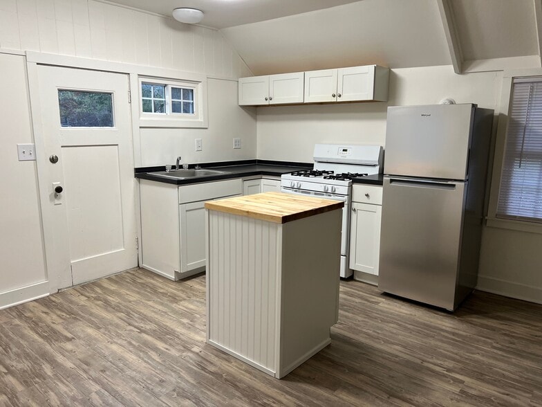 Building Photo - 826 Dryden Rd