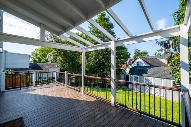 Building Photo - 703 Mapleton Rd