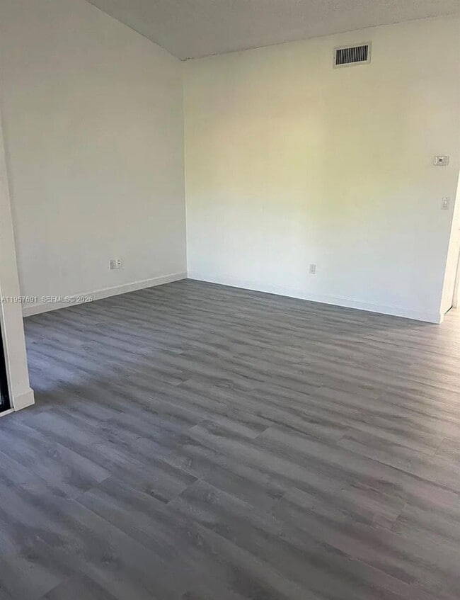 Building Photo - 975 N Franklin Ave