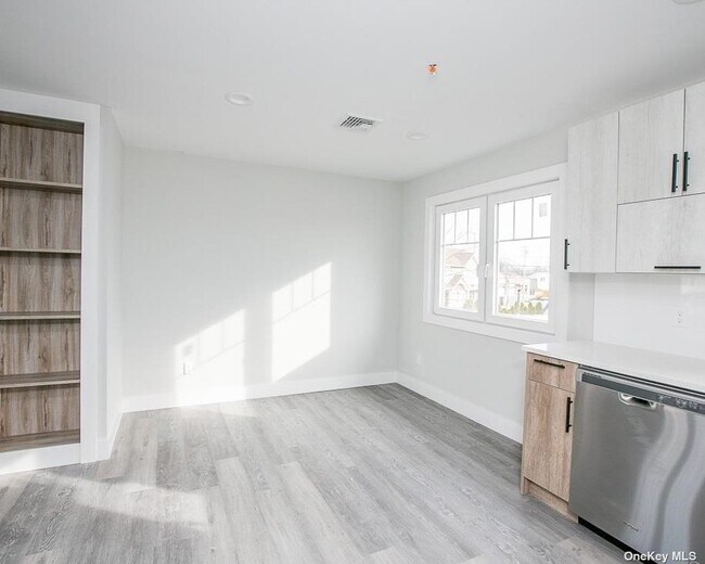 Building Photo - 170 W Montauk Hwy