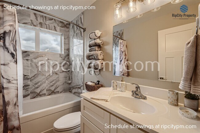 Building Photo - Modern 3-Bed/2.5bath Home with Bonus Space...