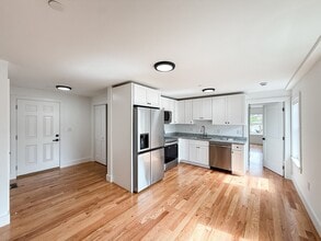 Building Photo - 232 Lynnfield St