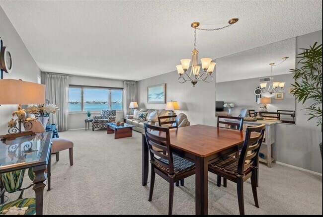 Building Photo - 4750 Cove Cir