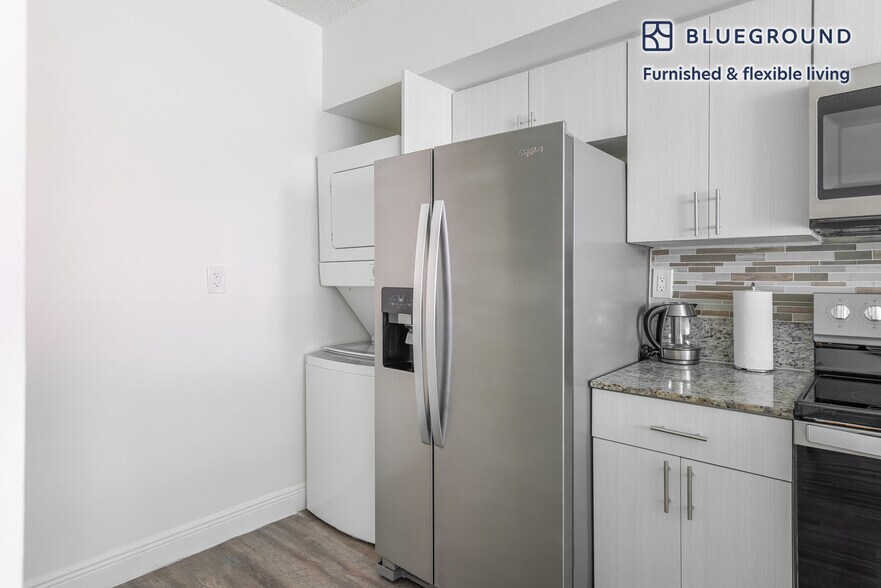 Building Photo - 16950 N Bay Rd