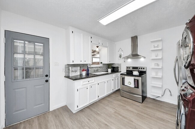 Building Photo - 2210 Detering St