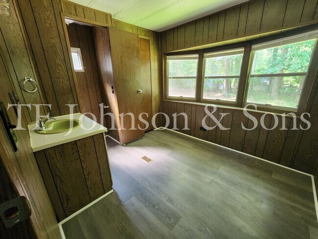 Building Photo - Secluded 2 Bedroom Manufactured Home