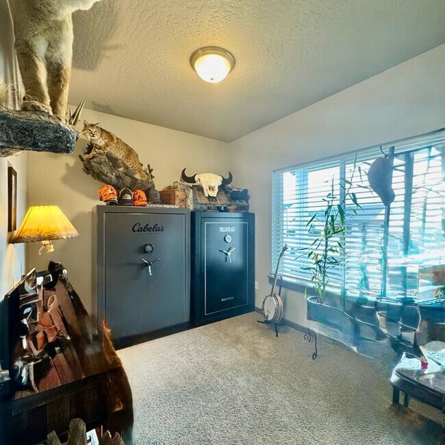 Building Photo - Beautiful 4 bedroom home