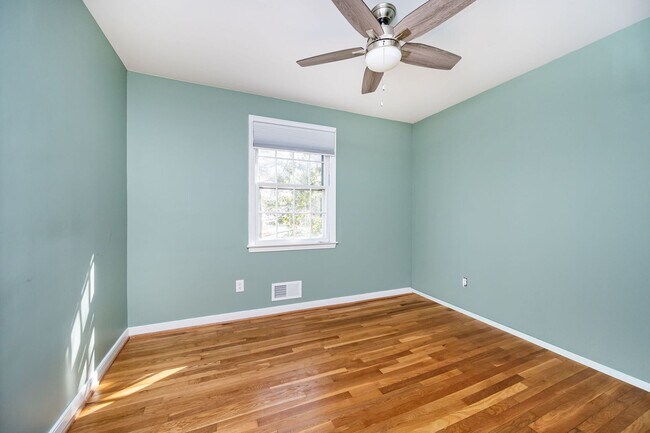 Building Photo - Spacious Chesterfield Home Move In Ready