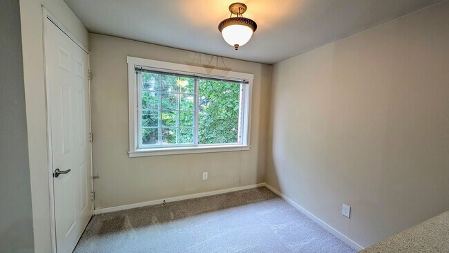 Building Photo - Spacious 2 Bedroom Condo in Gated Community with Pool