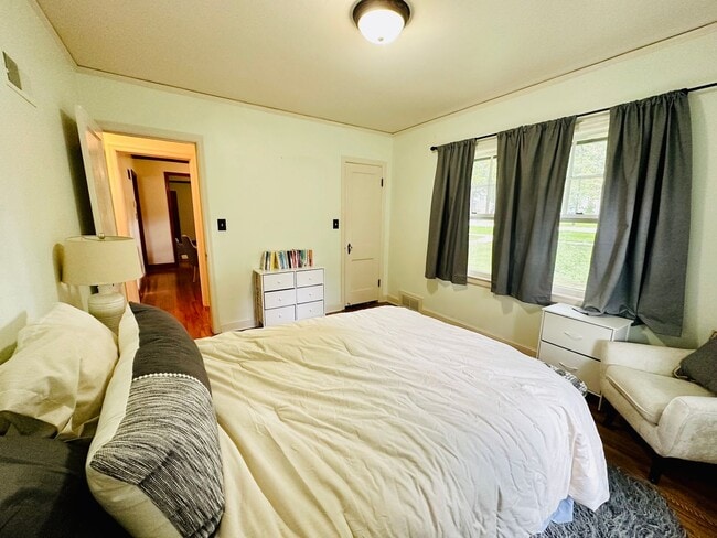 Building Photo - {8100} Picture Perfect Leawood Cottage + C...