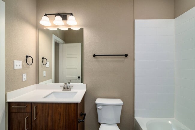 Building Photo - AVAILABLE NOW! GORGEOUS 2 BEDROOM FOUR PLEX LOCATED IN MIDLOTHIAN ISD!