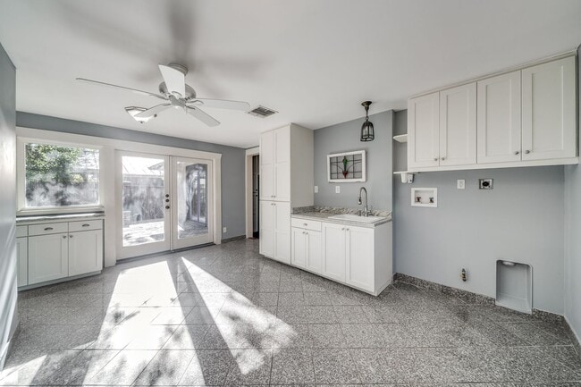 Building Photo - BEAUTIFUL HOME IN BLUEBONNET HILLS, ALAMO HEIGHTS