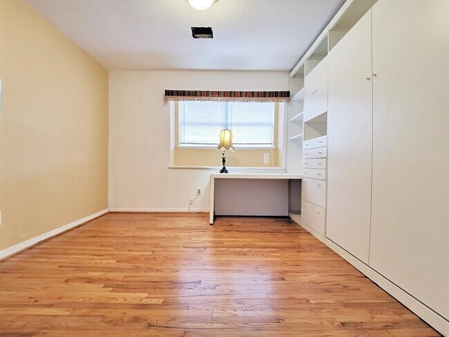 Building Photo - 5107 W Bellfort Ave