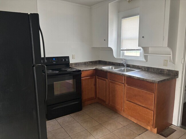 Building Photo - Peaceful Living: 2-Bed Home with Spacious Backyard