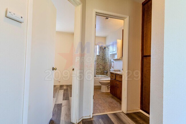 Building Photo - 302 Lovell Way