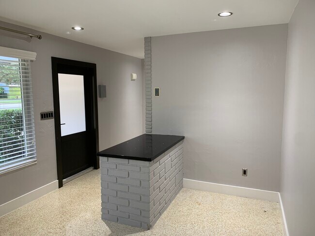 Building Photo - 10790 SW 88th Ave