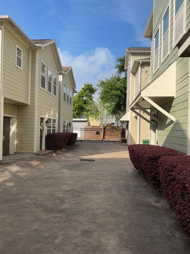 Building Photo - 1828 Fletcher St