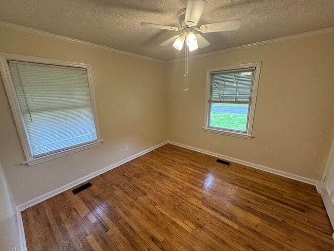 Building Photo - 3 Bedroom Brick Ranch with Carport and Lar...