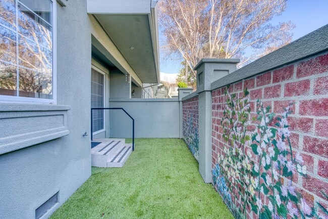 Building Photo - 20 Willow Rd