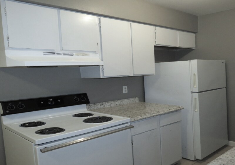 Building Photo - 2703 Poplar Cir