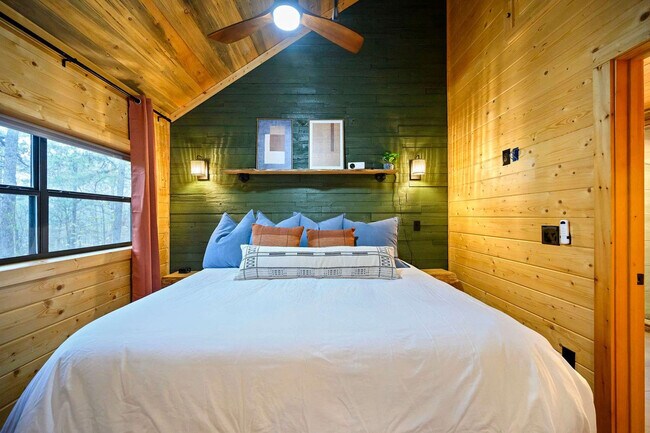 Building Photo - 173 Guppy Ln