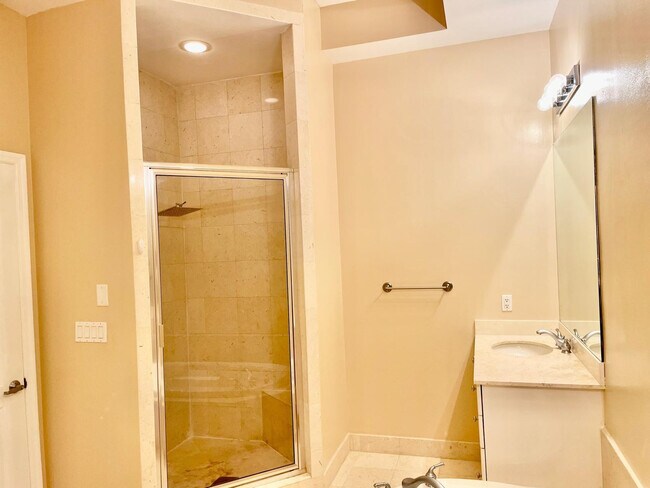 Building Photo - 801 S Olive Ave