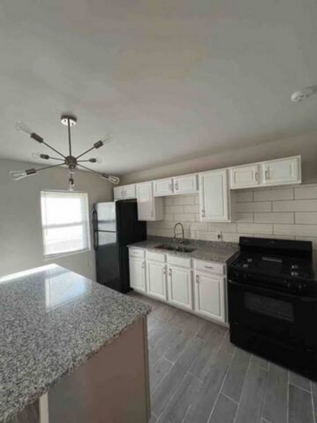 Building Photo - Home Short Drive to the Beach! MOVE IN SPE...