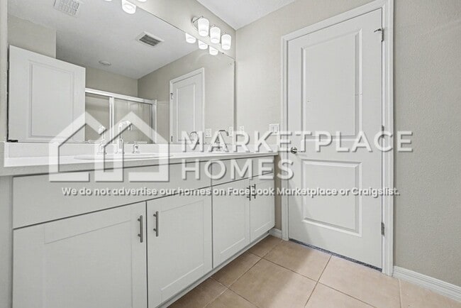 Building Photo - 2044 Rosewood Cir