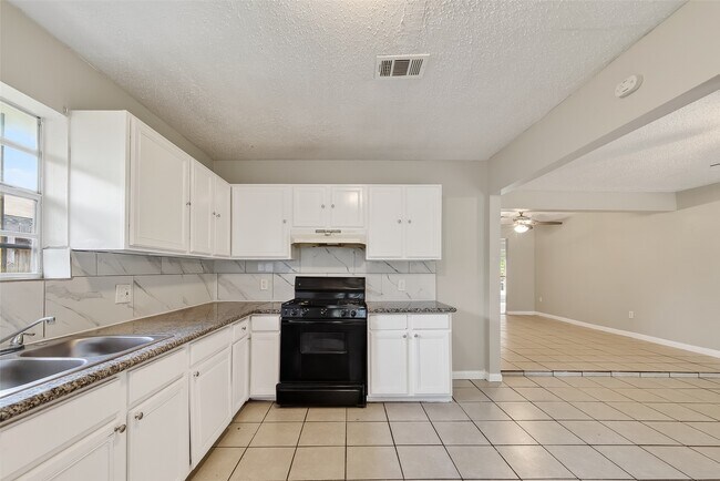 Building Photo - 4326 Howcher St