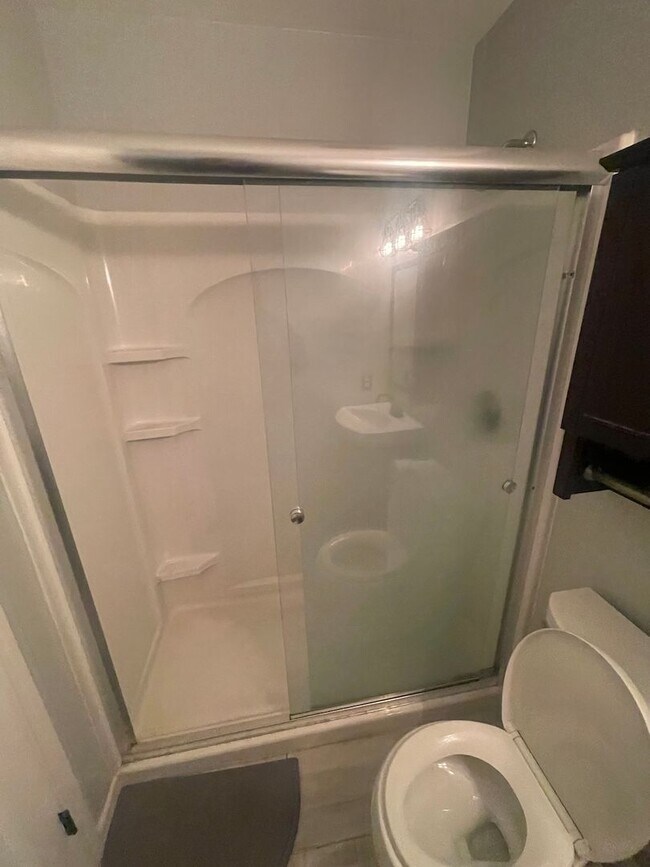 Building Photo - Spacious 4 Bedroom Home for Rent in Lake S...