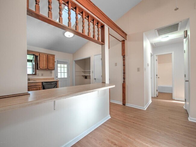 Building Photo - 114 Pine Crest Dr