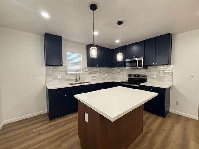 Building Photo - 942 W El Morado Ct