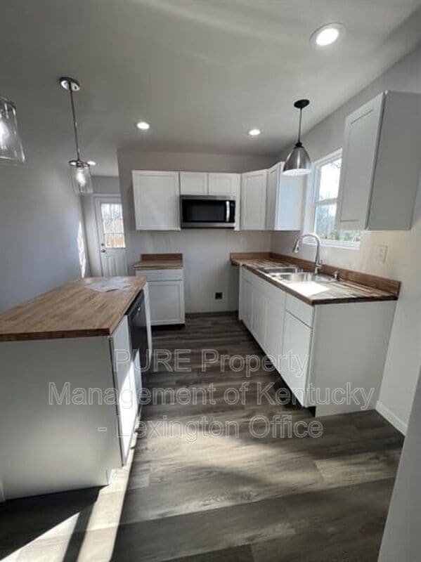 Building Photo - 1216 Pleasant St