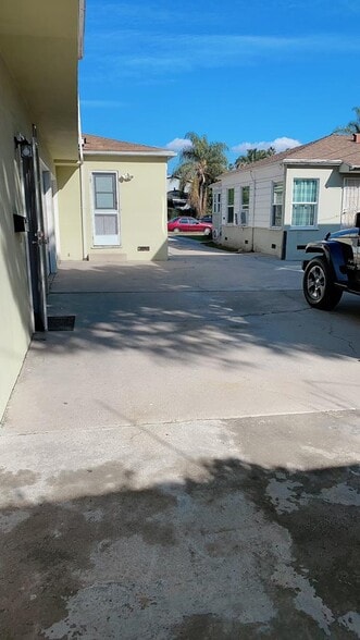 Building Photo - 2569 S Sepulveda Blvd