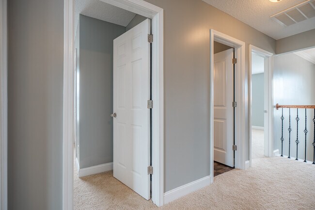 Building Photo - 717 Highgrove Ct