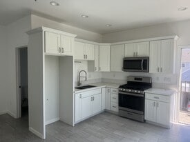 Building Photo - 318-320 S Chevy Chase Dr