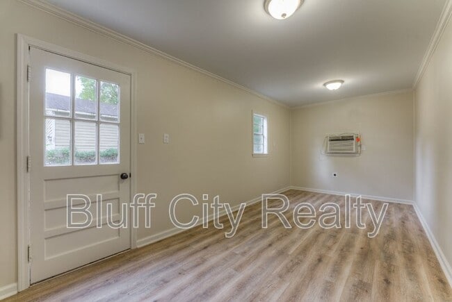 Building Photo - 1363 Colonial Rd