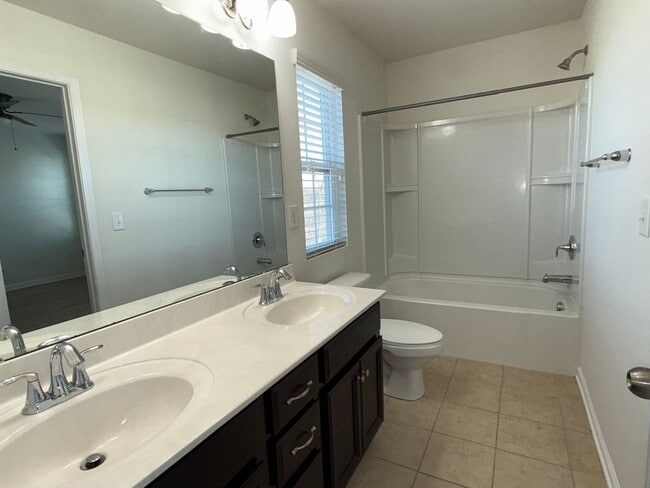 Building Photo - End-Unit Cornelius Townhome | 3BR + Flex Room | Fenced Courtyard | Near Birkdale & Greenway