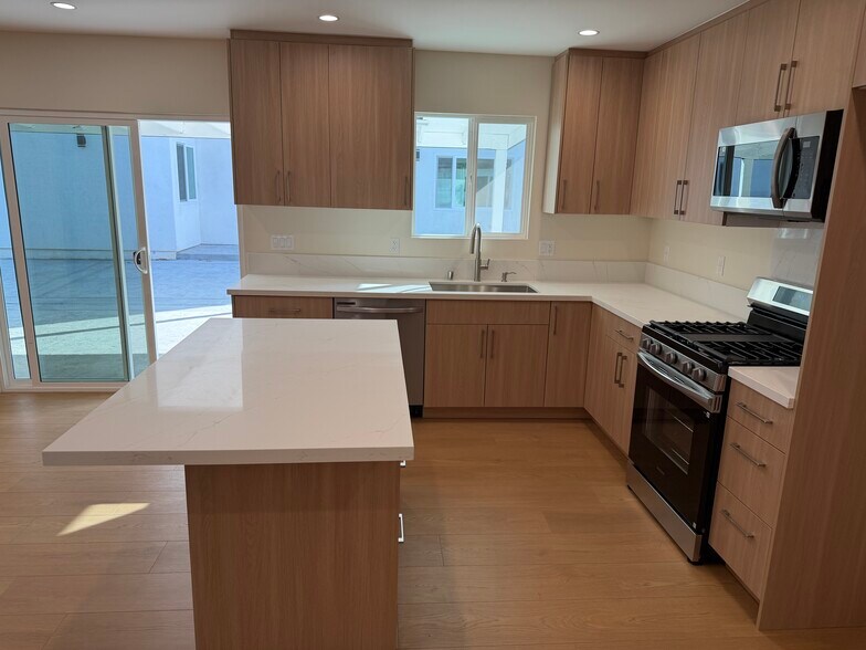 Building Photo - 11575 Garrick Ave