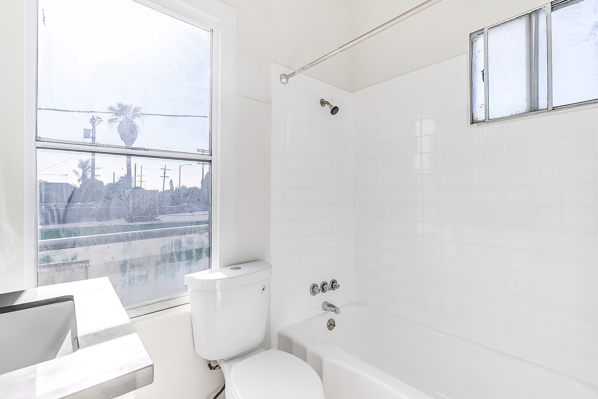 Building Photo - 1618 E Vernon Ave