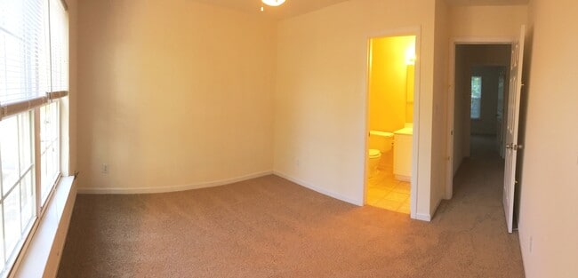 Building Photo - Updated 2 bedroom in fantastic location near Duke Med Center, on busline & convenient to many loc...